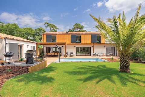 Air-conditioned villa with pool, close to beach and shops