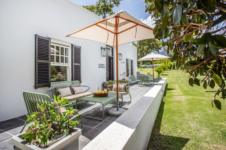 Stylish Cape Dutch vineyard cottage in Constantia
