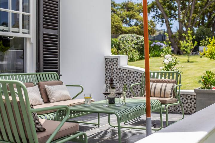 Stylish Cape Dutch vineyard cottage in Constantia gallery image 2