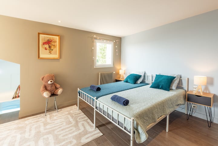 De derde slaapkamer op de eerste verdieping is een grote kinderkamer met 2 bedden in 90, een speeltuin en toegang tot het terras. 