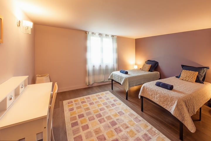 Tweede slaapkamer beneden met 2 bedden in 90 en grote kast