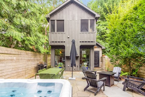 Douglas Hideaway | Modern home w/ Hot Tub & Patio