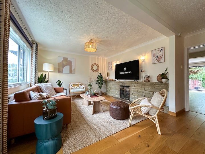 Willow Stream House | Spacious City Home + Parking - Canterbury