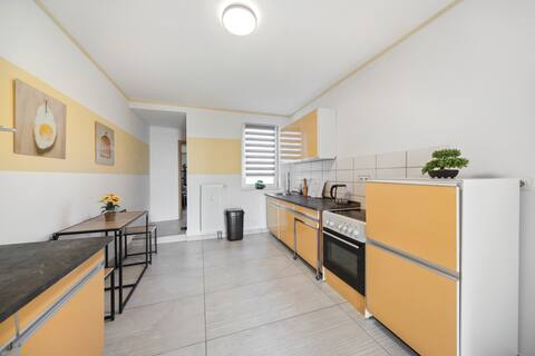Stadtrand-Wohnung, 4 Personen, nahe Bahnhof u. See