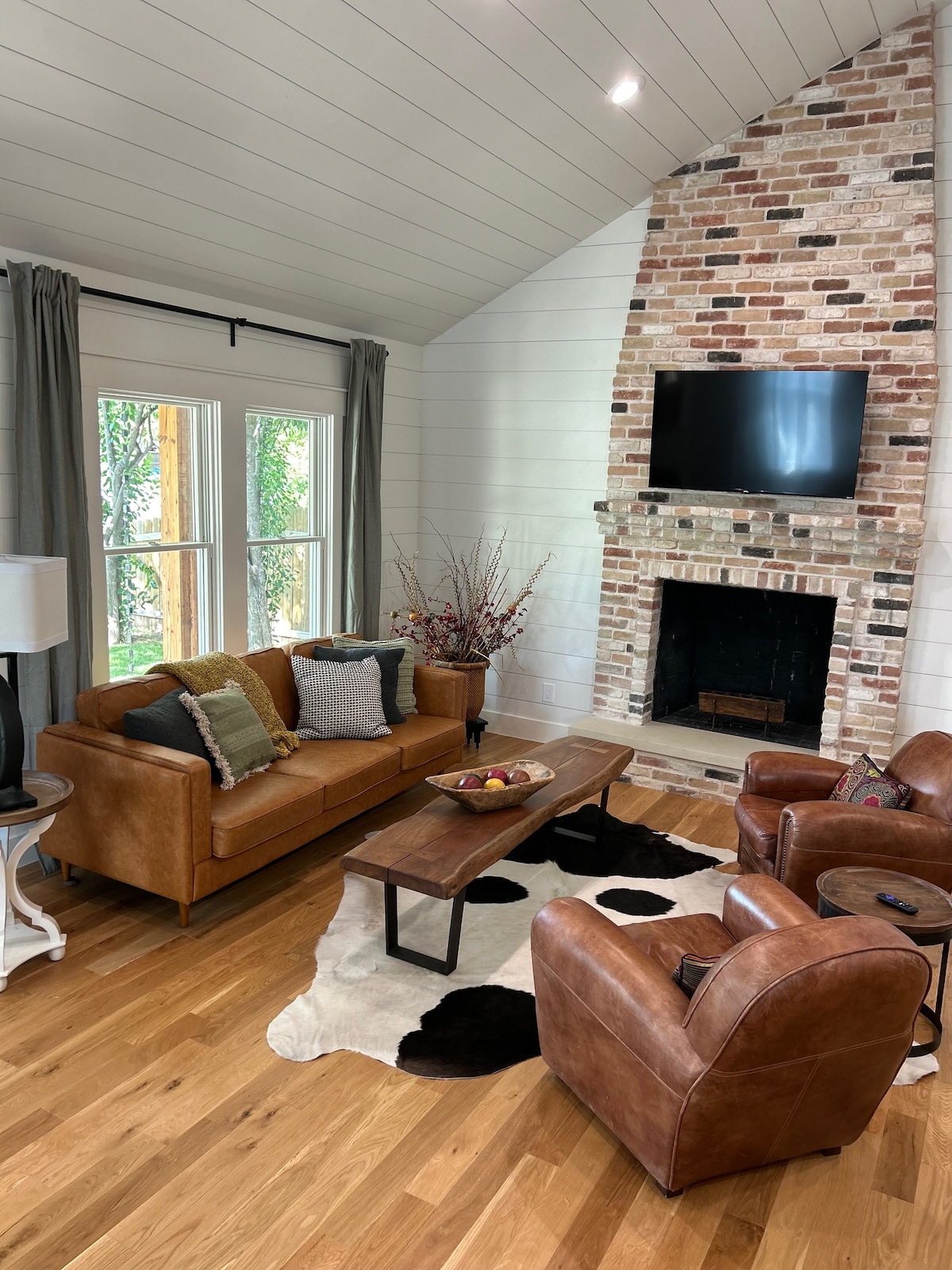 Popular Airbnb listing: Walk to the Square New Modern Farmhouse in Georgetown
