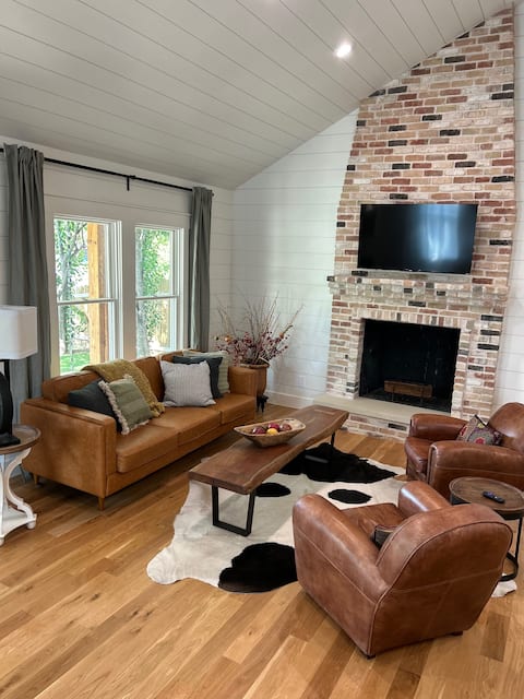Popular Airbnb listing: Walk to the Square New Modern Farmhouse in Georgetown