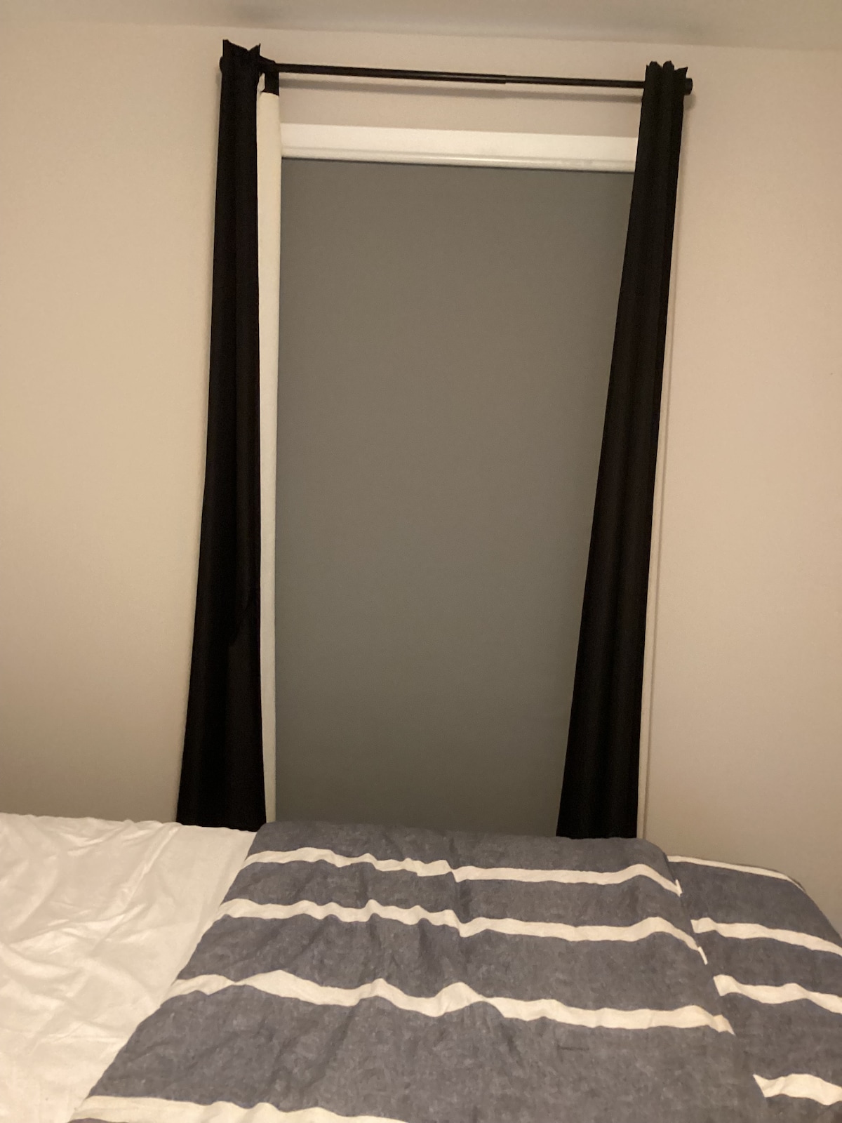 一个可拉动的遮光窗帘，非常适合保持房间黑暗。