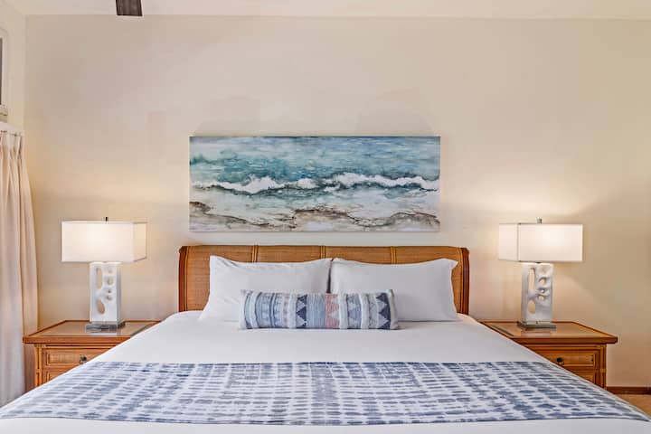 Pohodlná manželská posteľ s čerstvou bielizňou. 