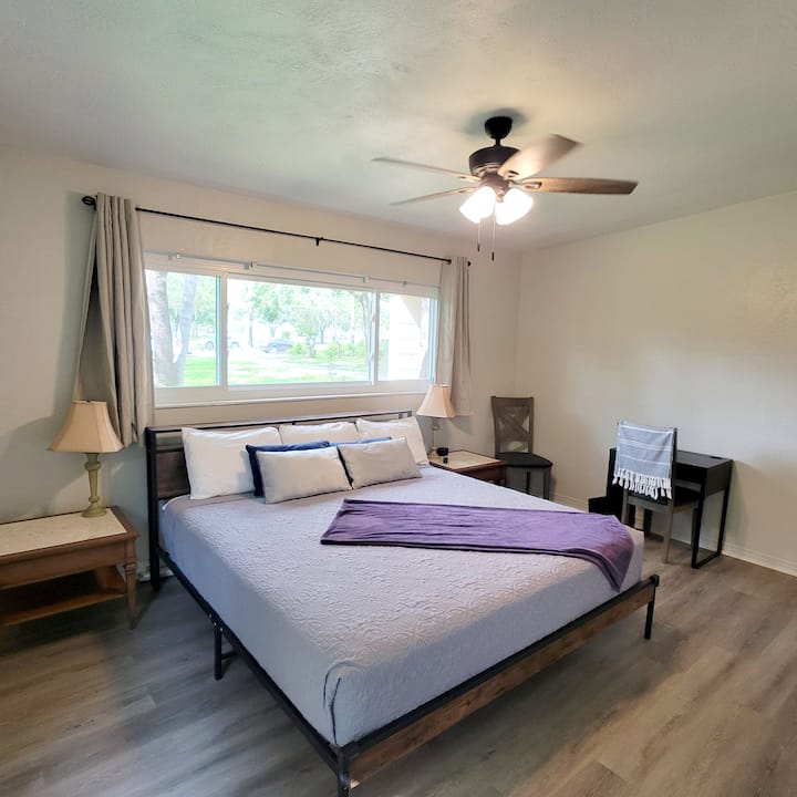 Основна спалня с дрешник и баня. Матрак с размер king size.