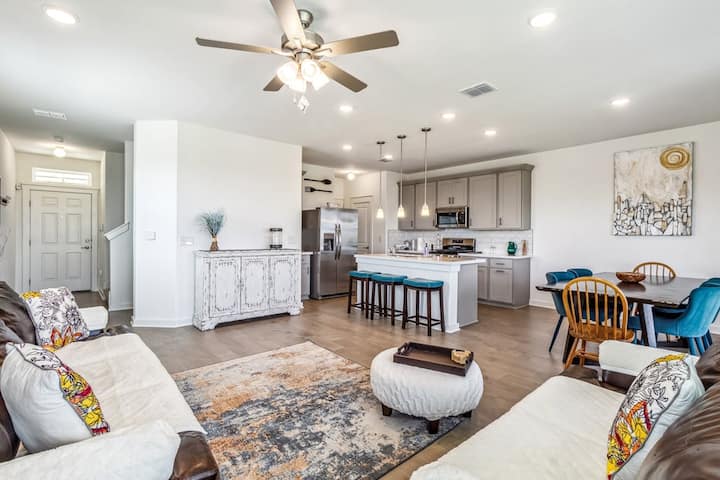 Pit Stop Retreat | Sleeps 10 - Cedar Creek, TX