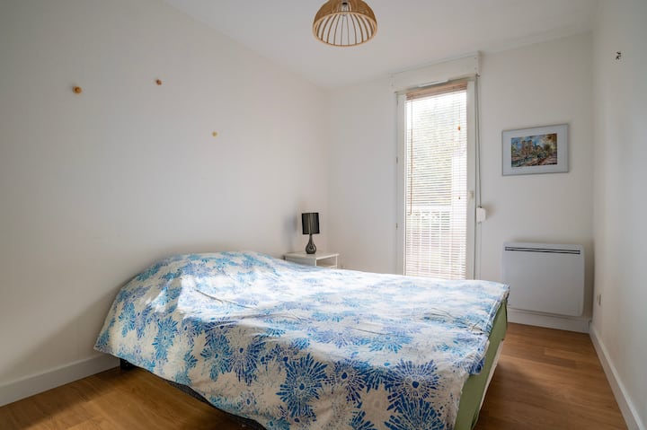 Მეორე საძინებელი განათებულია და მშვიდი და მიმზიდველი სივრცეა მშვიდი ძილისთვის.