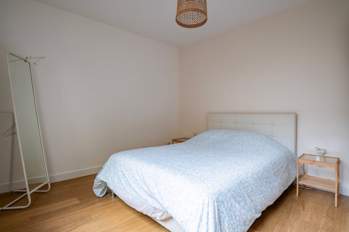 Თანამედროვე ოთახი სარკით, რომელიც თქვენს დასაჯდომ სივრცეს სტილსა და სიკაშკაშეს ანიჭებს.