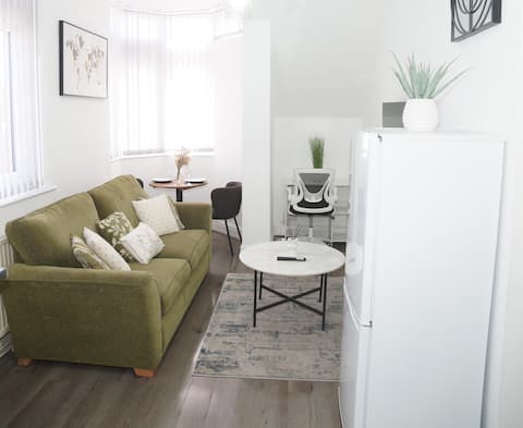 Popular Airbnb listing: Sunshine Suite in Clayton & Openshaw