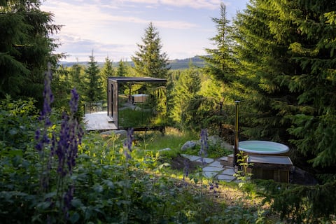 Exclusive mirror cabin Mørke with art and design