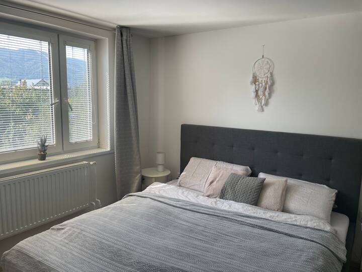 Მთავარ საძინებელში არის ორადგილიანი საწოლი და საწოლი, რომელიც განკუთვნილია 3 წლამდე ბავშვებისთვის. 