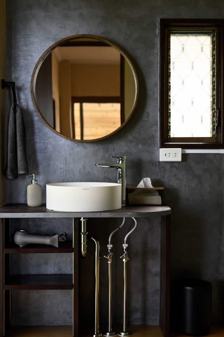 洗面所の照明（ダウンライト）はスイッチを連続で押すと、明るい昼光色、温かい電球色、自然光に近くお化粧向きの昼白色へ切り替え可能です。
SALONIAのドライヤーと各種アメニティ（歯ブラシ、紙コップ、コットン、メイク落とし等）も揃えています。