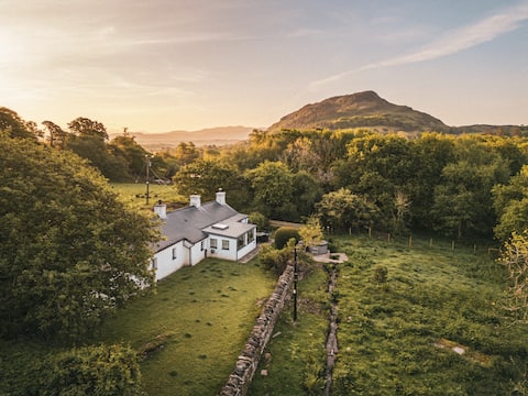 Magical cottage with hot tub on a lake