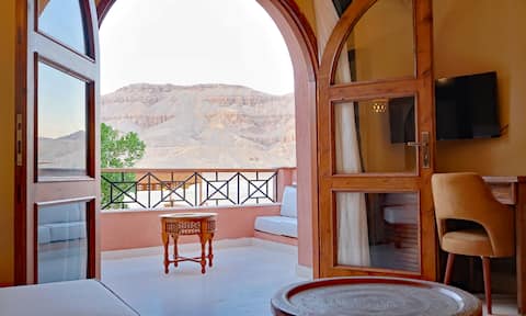 Desert top floor Suite: Pool & Dine