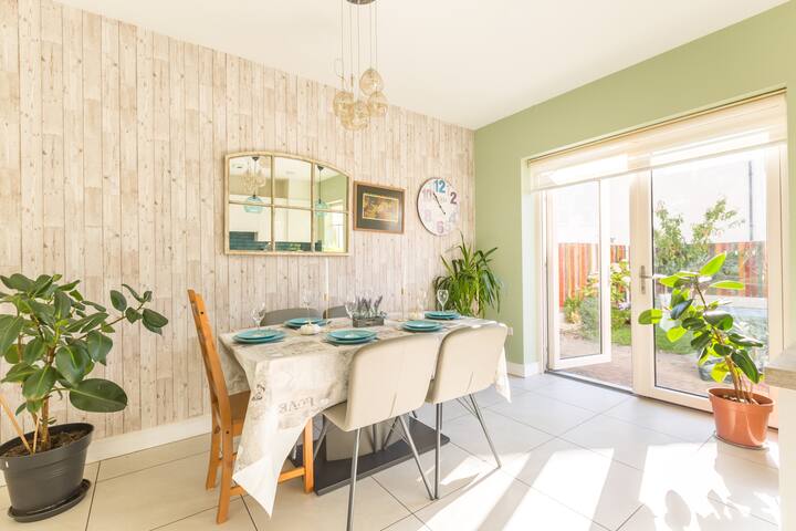 4-bed House Close to Airport, City & Beaches gallery image 5