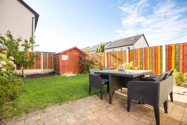 4-bed House Close to Airport, City & Beaches gallery image 3