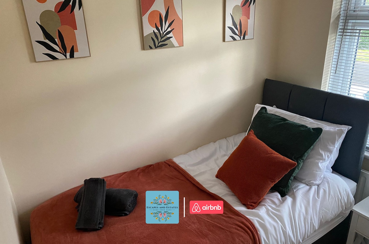 Chumba cha kulala katika Malazi ya Huduma ya Escape & Estates & Short  Lets 			