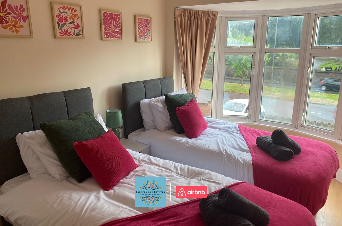 Chumba cha kulala katika Malazi ya Huduma ya Escape & Estates & Short  Lets 			