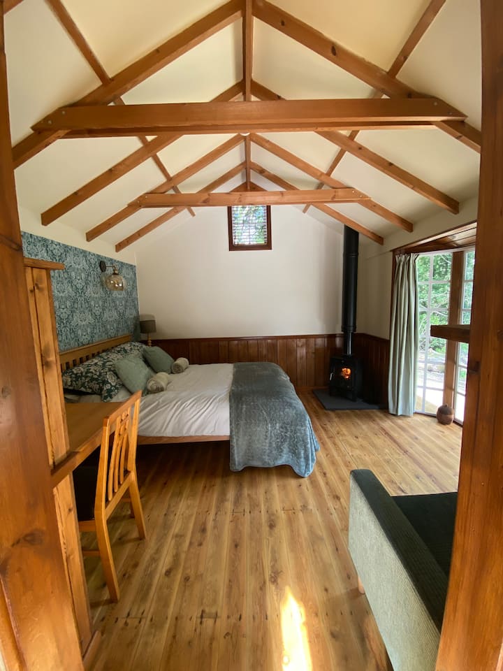 Дрвени подови и висок таван
Се состои од прекрасен двоен кревет со пријатна топла јорган, дебели перници, фрлање.
Мала трпезариска маса - столови
Кауч со две седишта 
Светилки
Греалка за евиденција 
Вратите на дворот
Складирање
Звучник за радио  / син заб
Поени за полнење на УСБ
