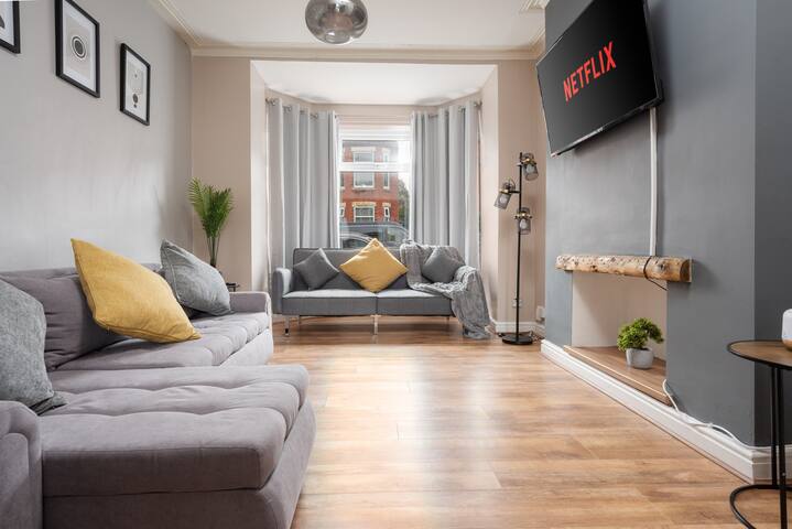 Vibrant 3BR House, Near Mcr City & Salford Quays