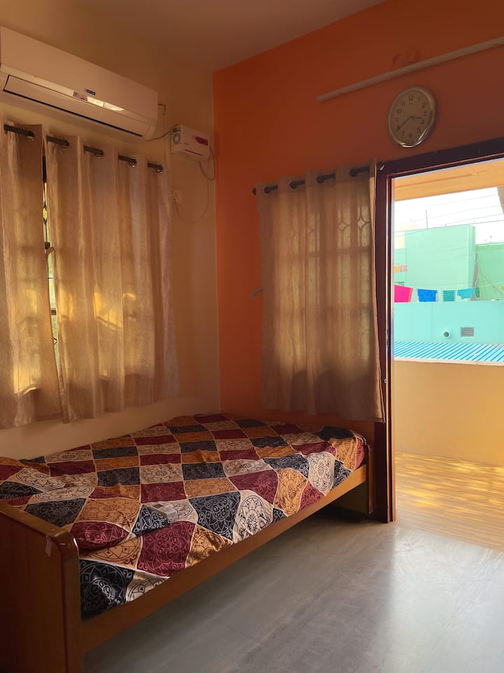 El segundo dormitorio con aire acondicionado y balcón adjunto y baño.