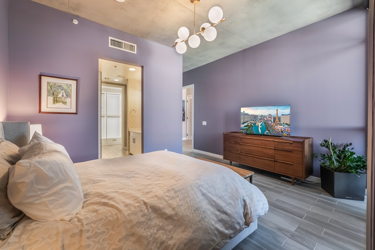 საწოლი 152×203 სმ ზომის. საწოლის ბოლოს მდებარე თაროზე დაგხვდებათ საბნები და ზეწრები.  კომოდი ტანსაცმლის შესანახად და გარდერობი მარცხნივ.