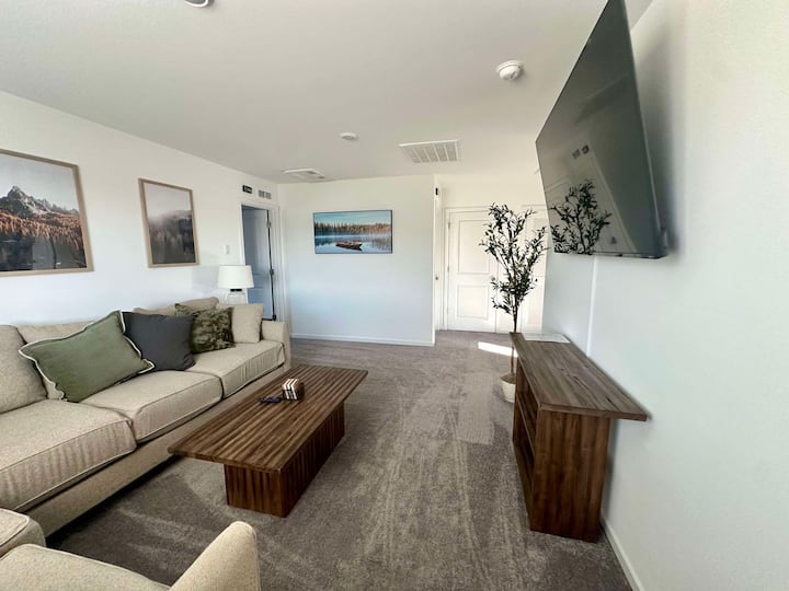 Furnished Room In A Shared Home - Full Sized Bed - Longview, WA