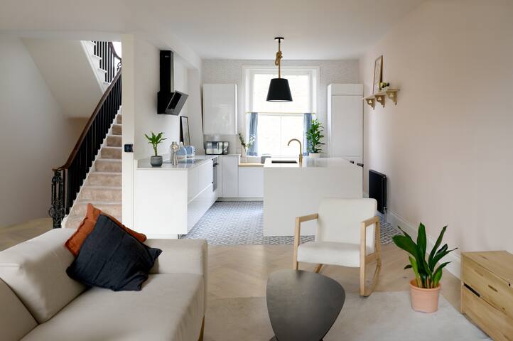 6 Guest, 4 bed Cosy Home – Family Friendly gallery image 2