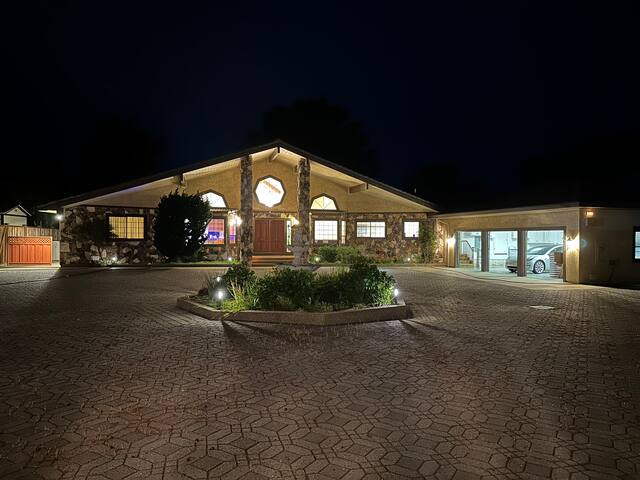 4300 sq ft Bay Escape – Near Beach, Golf & Trails gallery image 5