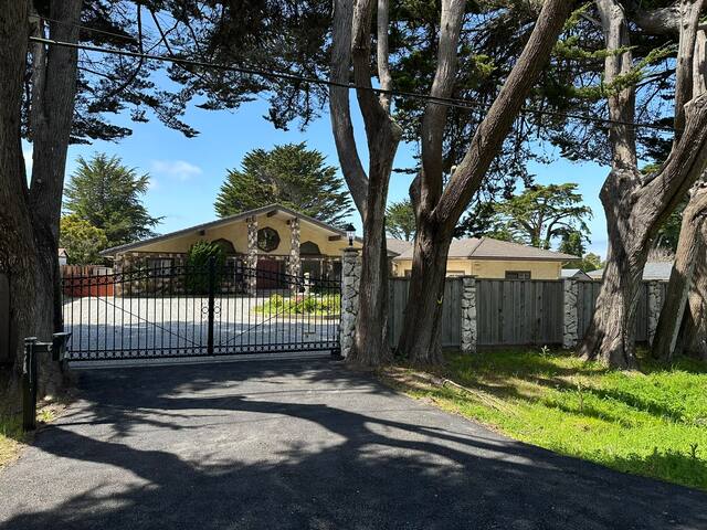 4300 sq ft Bay Escape – Near Beach, Golf & Trails gallery image 4