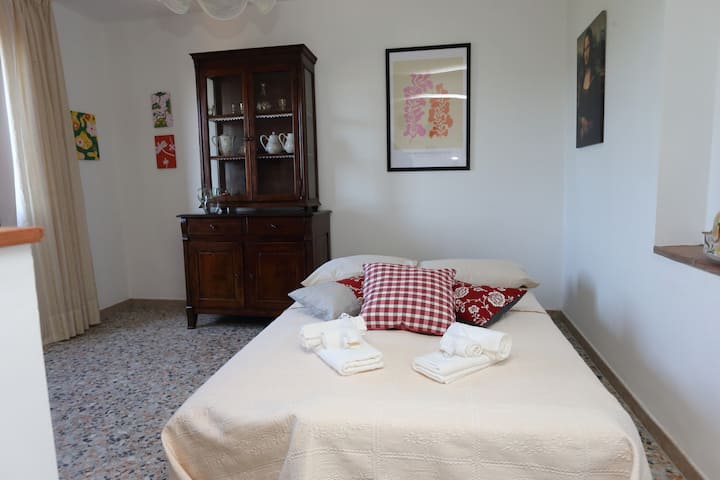 Veľmi pohodlná rozkladacia pohovka vybavená penou Memorry Foam 5 cm v obývacej izbe.