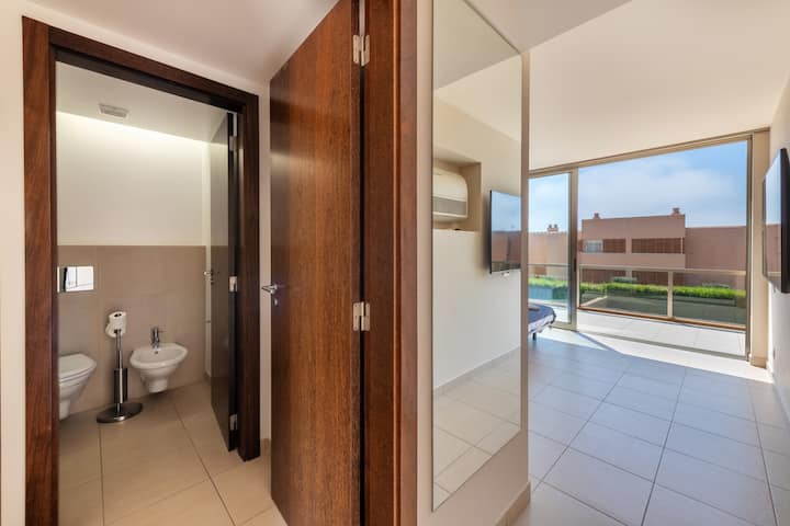 Главен апартман со директна врска со балконот и поглед кон базенот.