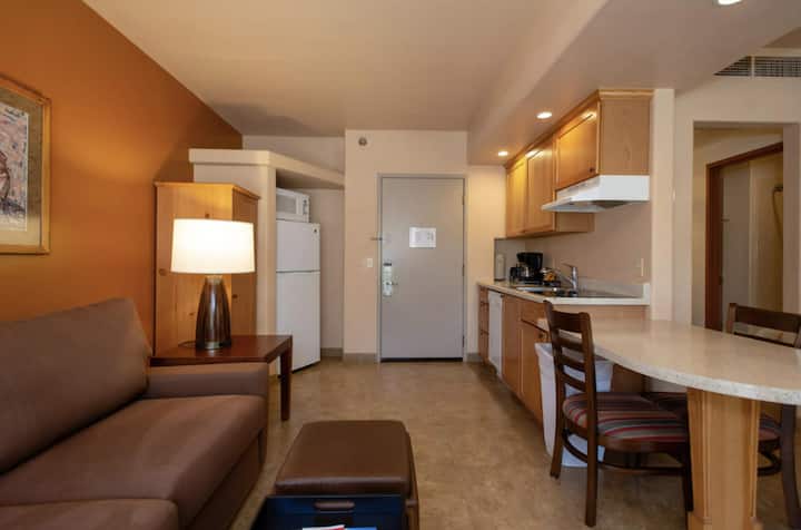 Furahia urahisi wa jiko lako lenye friji, mashine ya kutengeneza kahawa, mikrowevu na vifaa vingine vya kisasa. Tafadhali kumbuka: Si sehemu zote za STUDIO zilizo na kitanda cha sofa au meko.