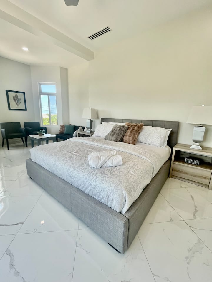 KREVAT DOPIO "KING" NË DHOMËN E OQEANIT + DIVAN QUUEN PAMJE NGA KREVATI I GRACE BAY BEACH KATI I DYTË