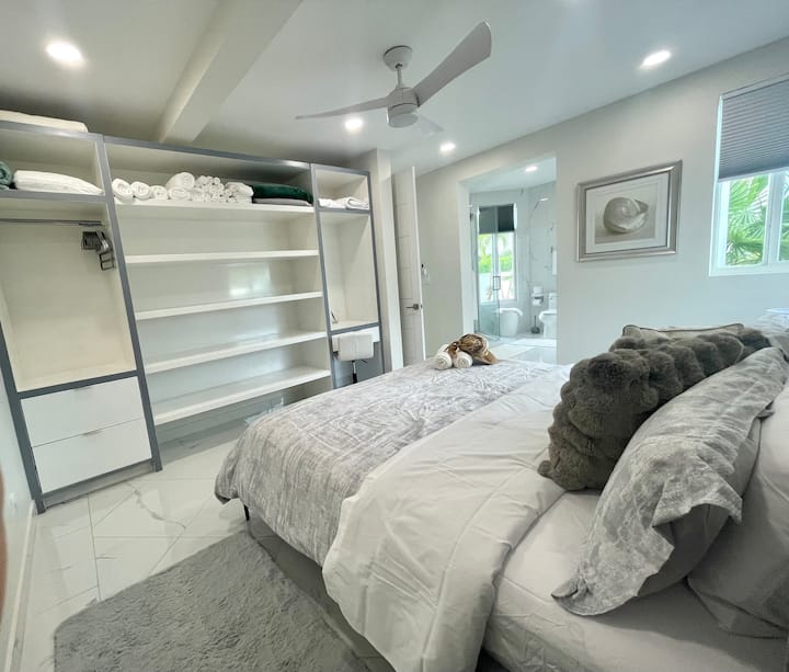 2. SUITA EMERALD ME KREVAT DOPIO "KING" NË KATIN E PARË