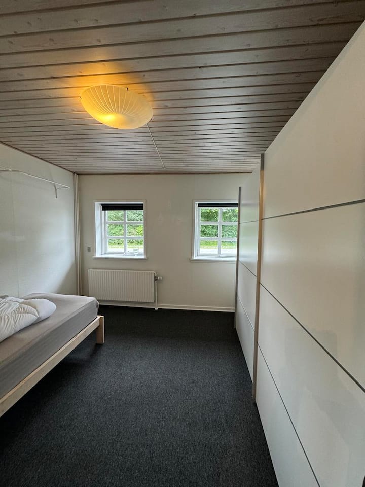 Walk-in-closet 
Seng 90 cm
Ekstra gjesteseng