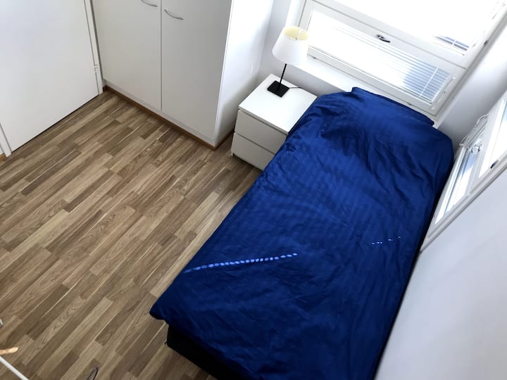 Pohodlná posteľ Familo, nočný stolík a lampa, 2-dverová skriňa (police a tyč na oblečenie, vešiaky). Stojan na oblečenie na čelo postele a otvorená polička v miestnosti. Okenné žalúzie. V prípade potreby je k dispozícii samostatný matrac navyše + posteľná bielizeň.