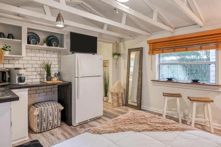 Boho Vibes Cottage Close To Town - St. Augustine, FL
