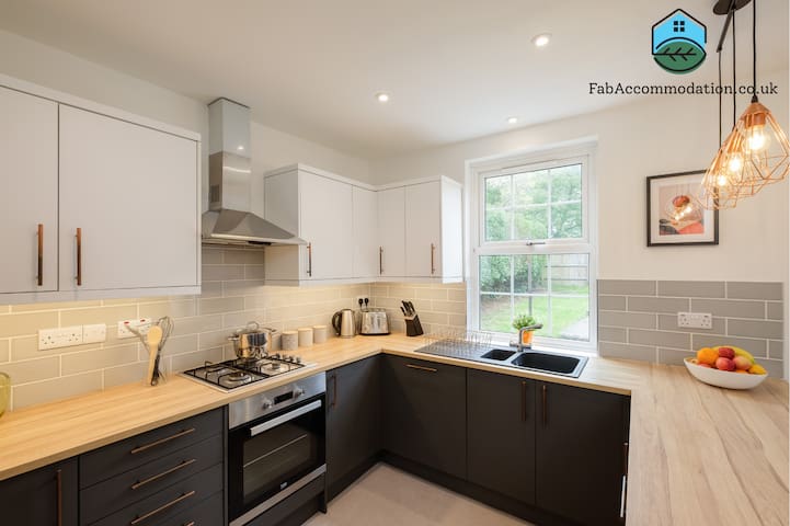 Long Stays-4Bed-2Bath-Parking-By FabAccommodation gallery image 2