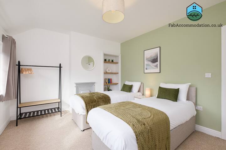 Long Stays-4Bed-2Bath-Parking-By FabAccommodation gallery image 4