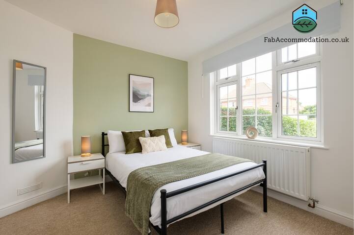 Long Stays-4Bed-2Bath-Parking-By FabAccommodation gallery image 3