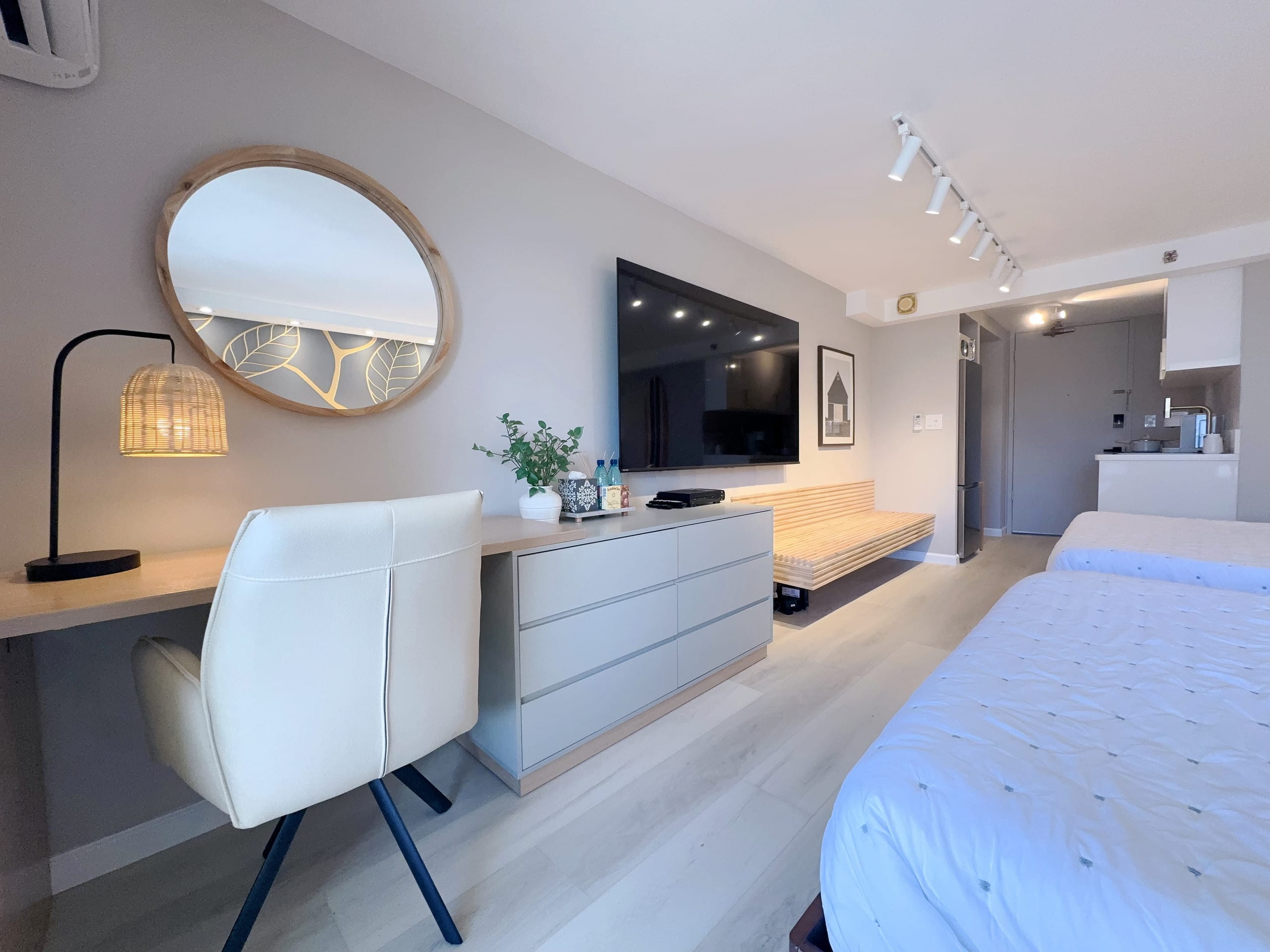 19F-Stunning Modern Studio/2 Queens-Waikiki Beach~ - Image 10