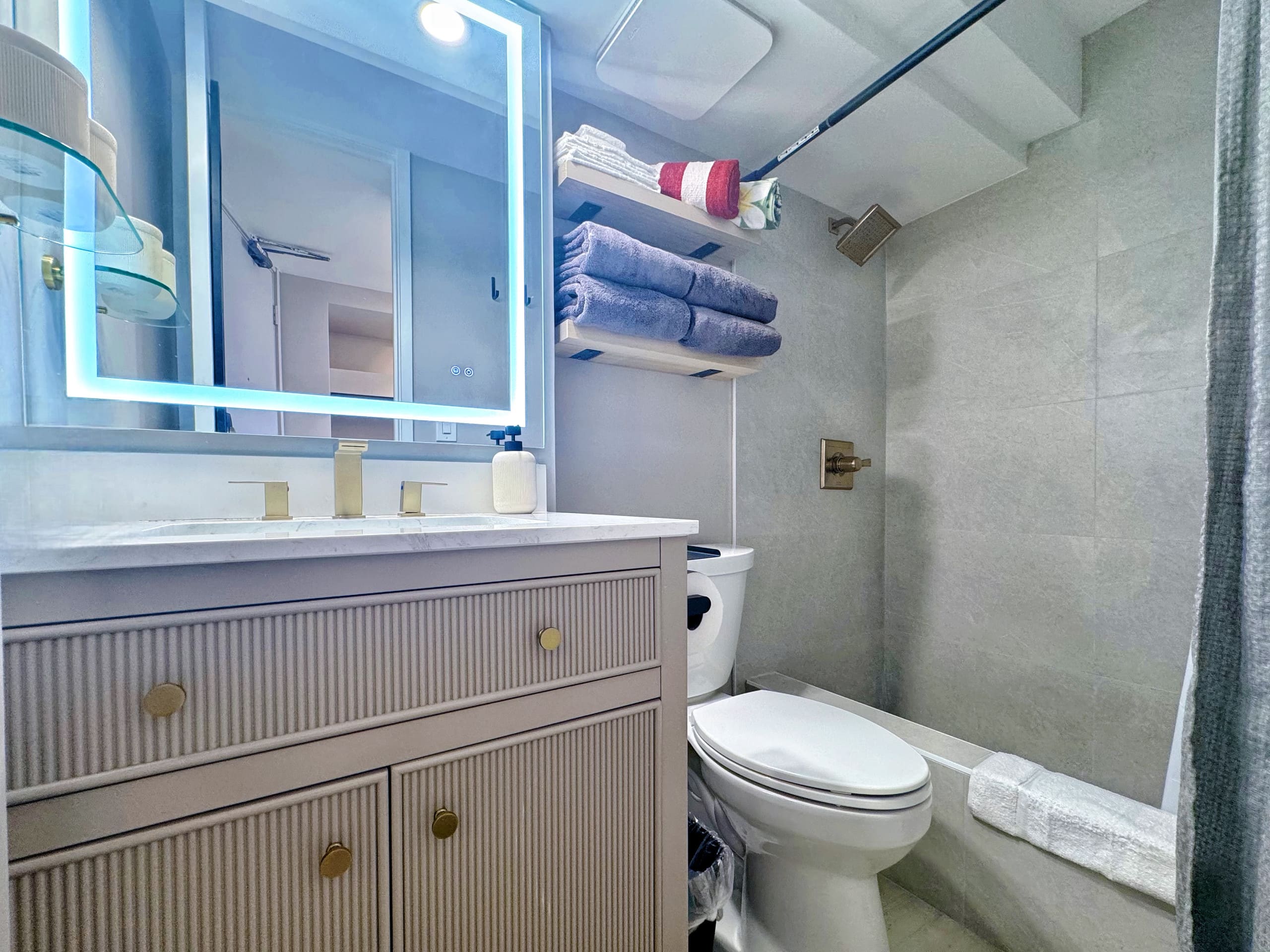19F-Stunning Modern Studio/2 Queens-Waikiki Beach~ - Image 22