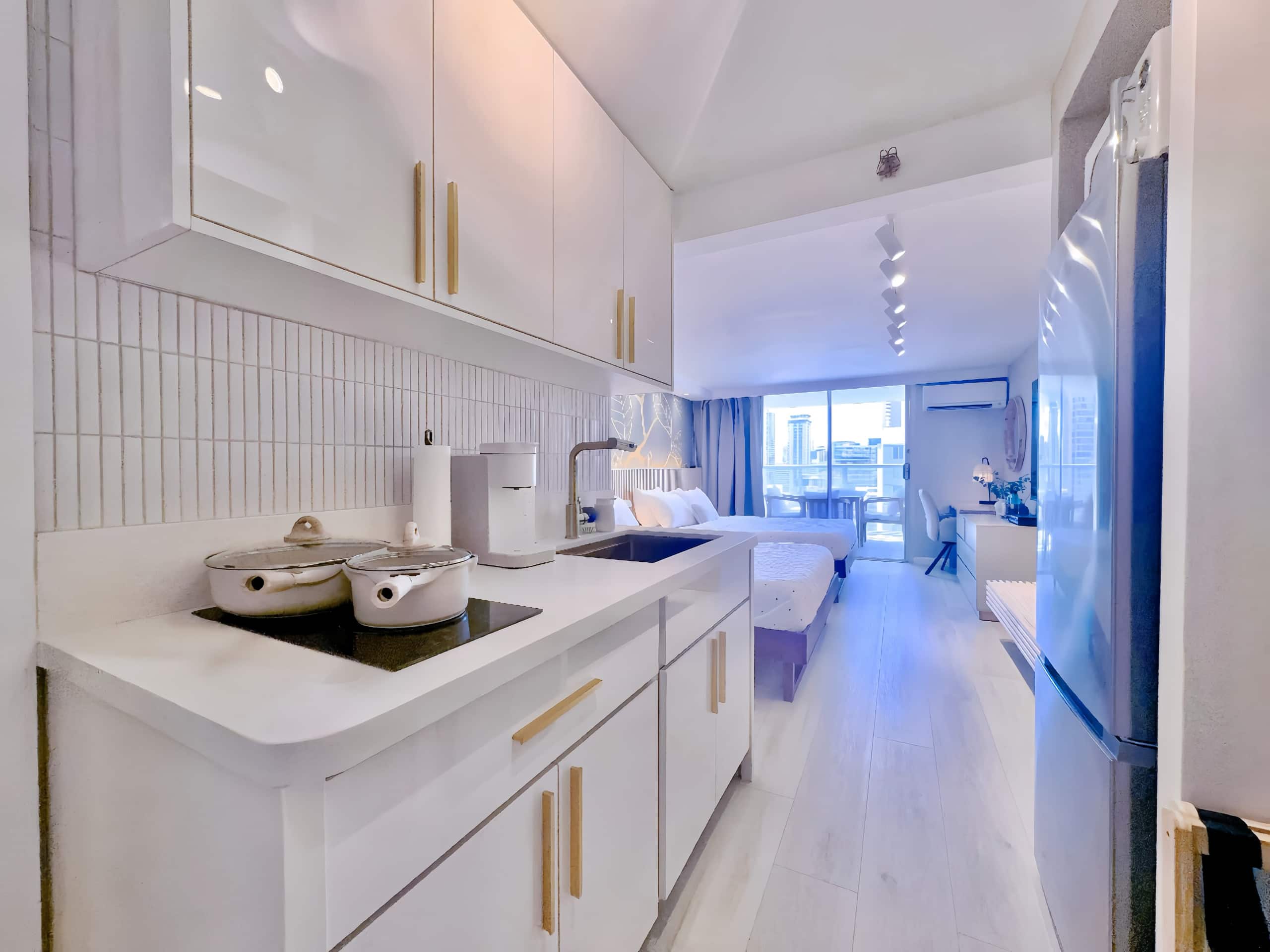 19F-Stunning Modern Studio/2 Queens-Waikiki Beach~ - Image 14