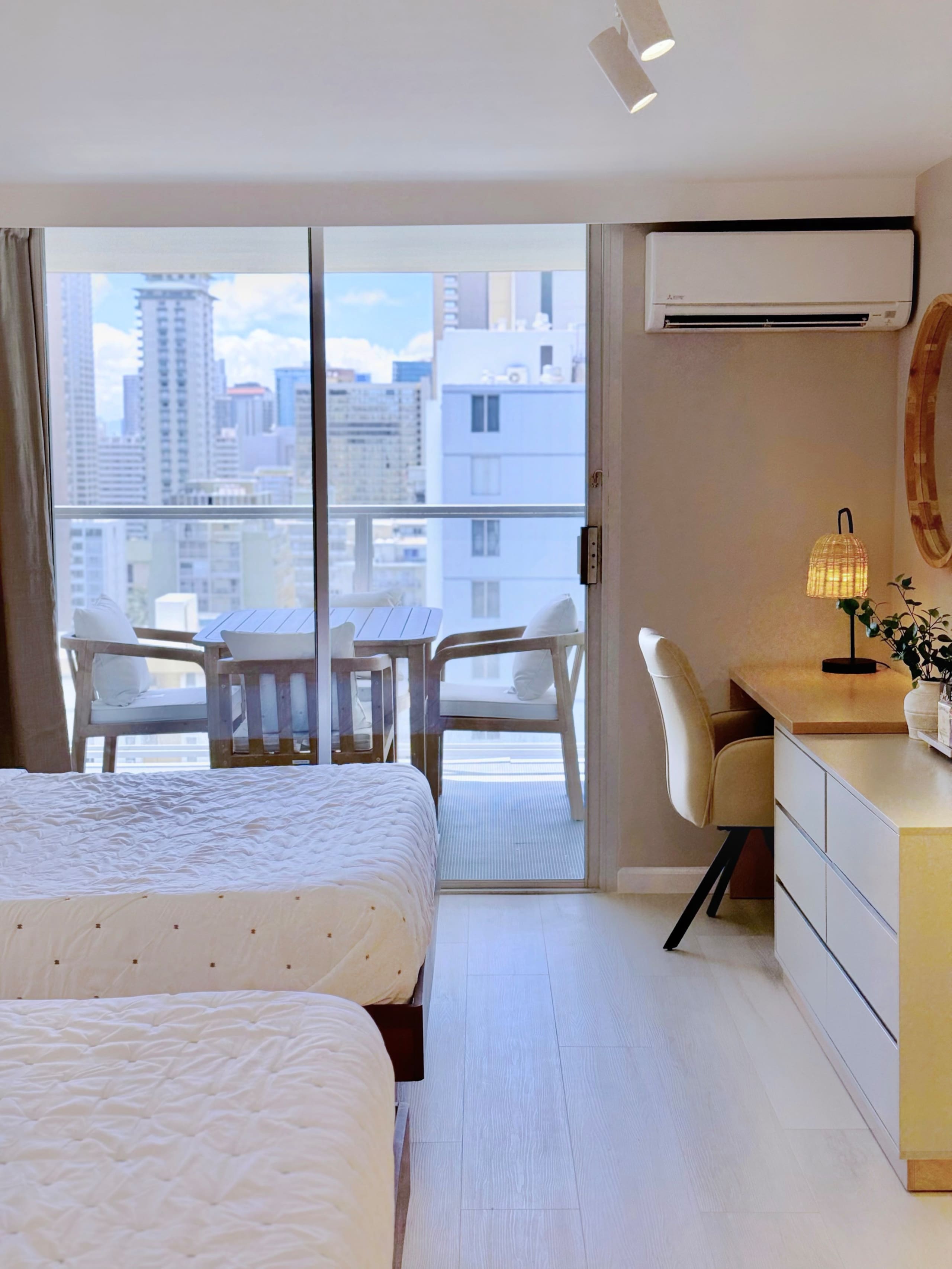 19F-Stunning Modern Studio/2 Queens-Waikiki Beach~ - Image 11