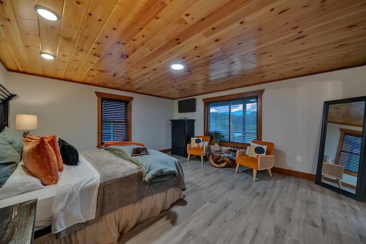 Mountain Haven ：宽敞优雅，专为终极放松而设计。